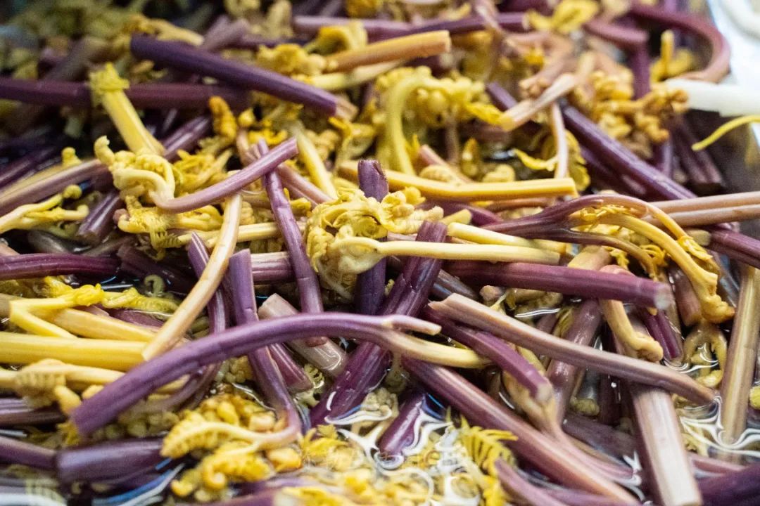 红河州有个“凉菜西施”，4㎡的小摊火了15年，一个月能卖10吨菜