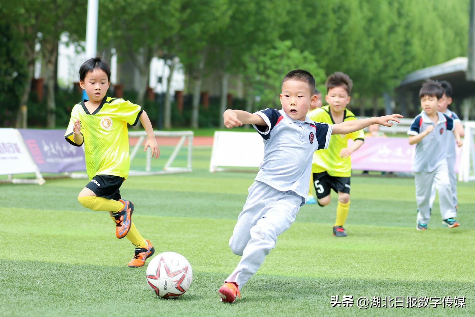 幼儿园孩子足球踢门比赛,幼儿园小朋友踢足球比赛视频