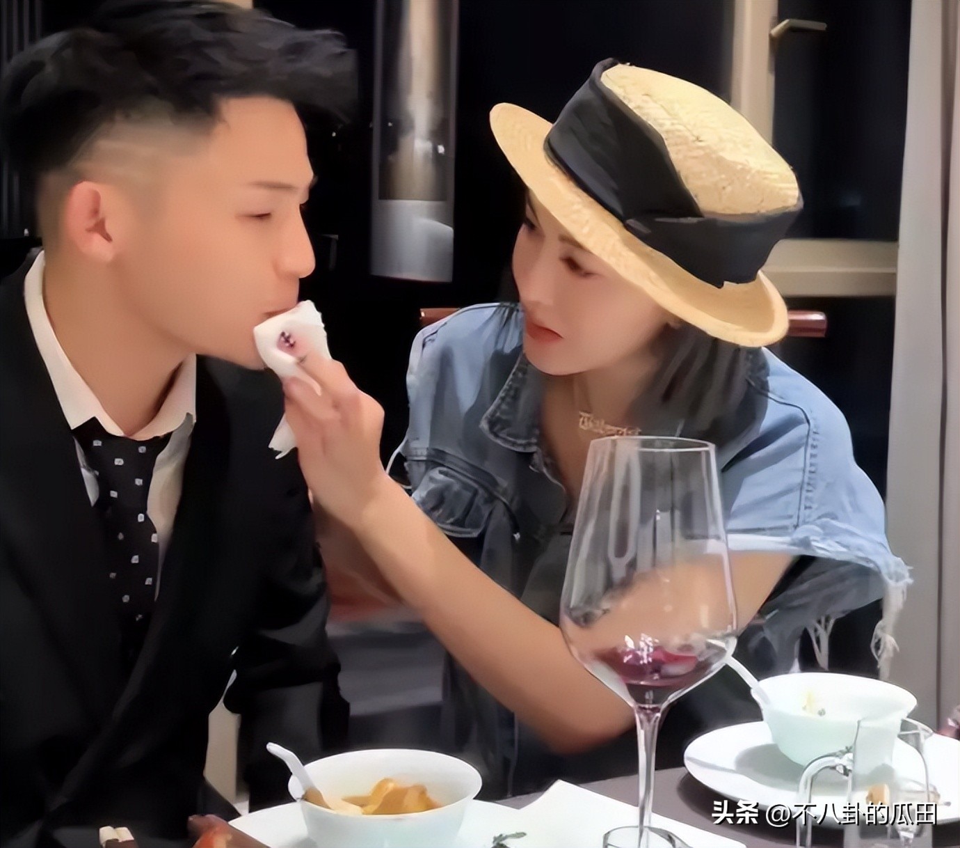 夹菜、擦嘴、当小弟，网红用钱让明星“折腰”的样子，真大开眼界