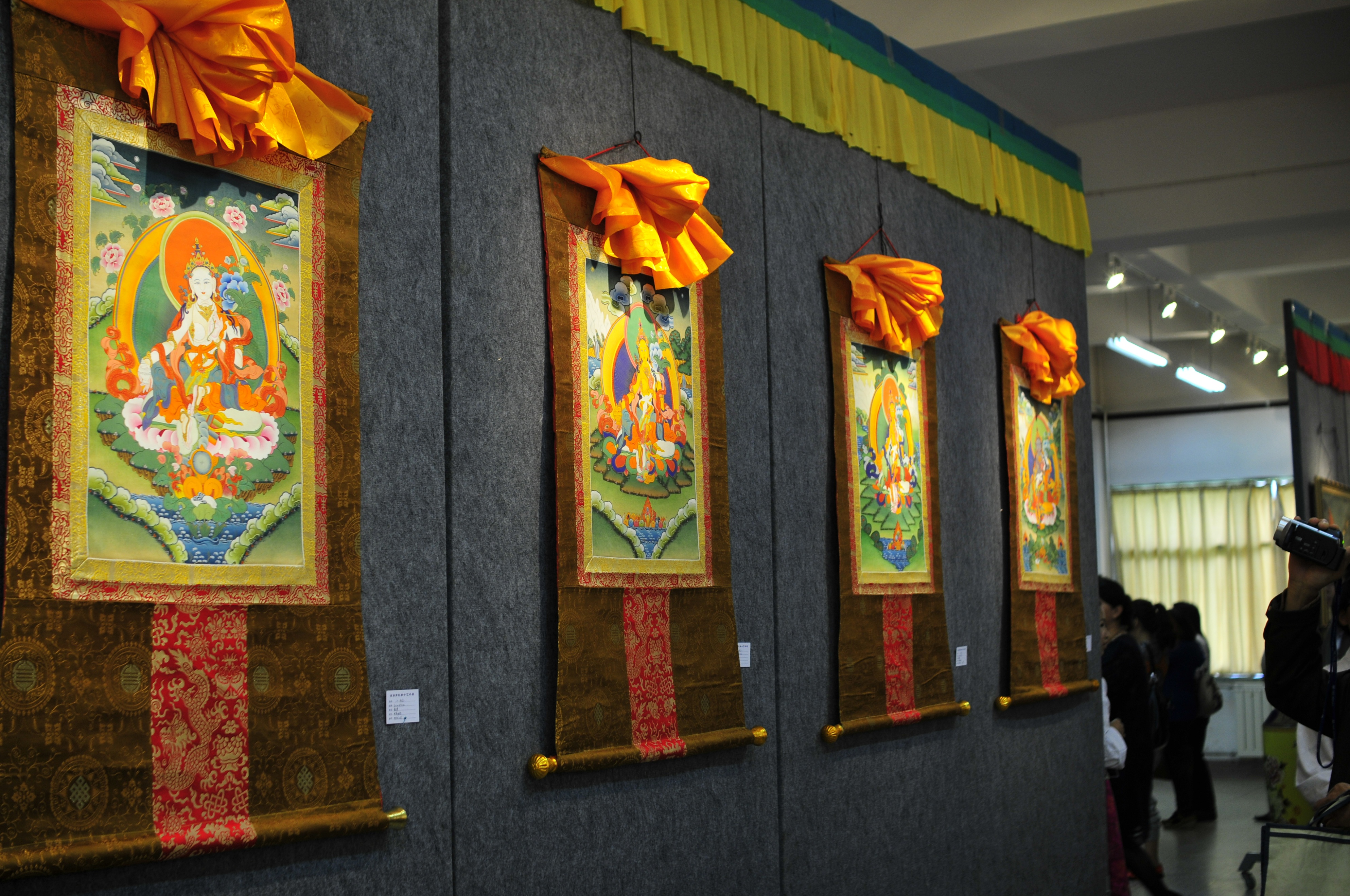 藏族人拜佛的唐卡,藏区最多用的唐卡