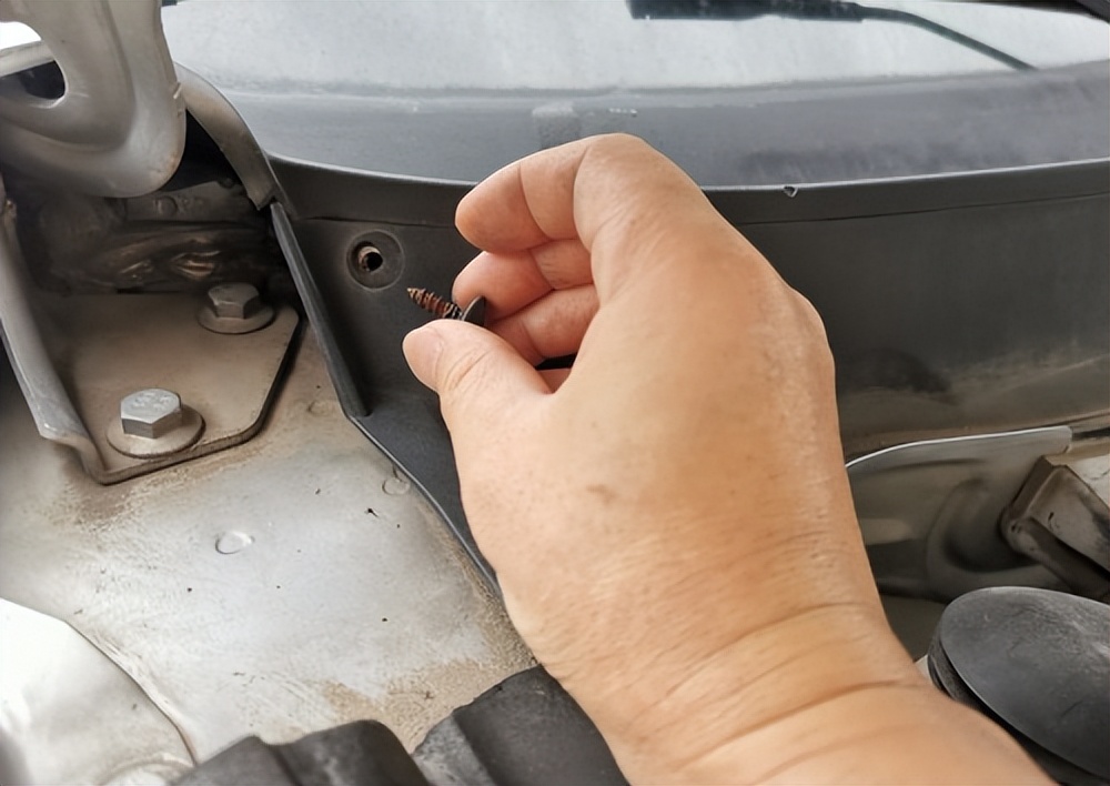 车里有股臭味是不是该换空调滤芯,车内有异味你的空调滤芯换了吗