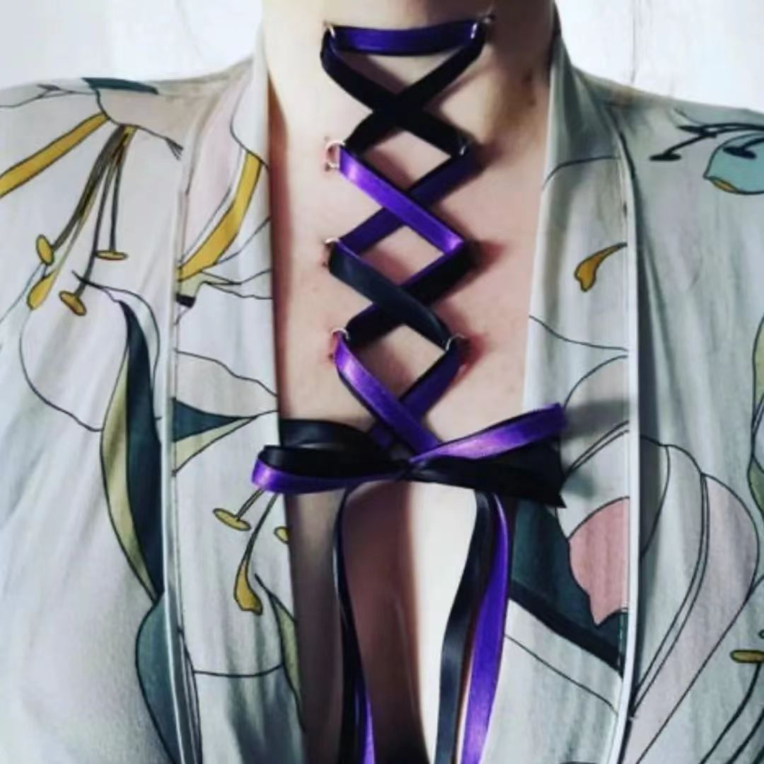 外国女子在皮肉上打孔，然后吊威亚玩，网友：不理解但大为震撼