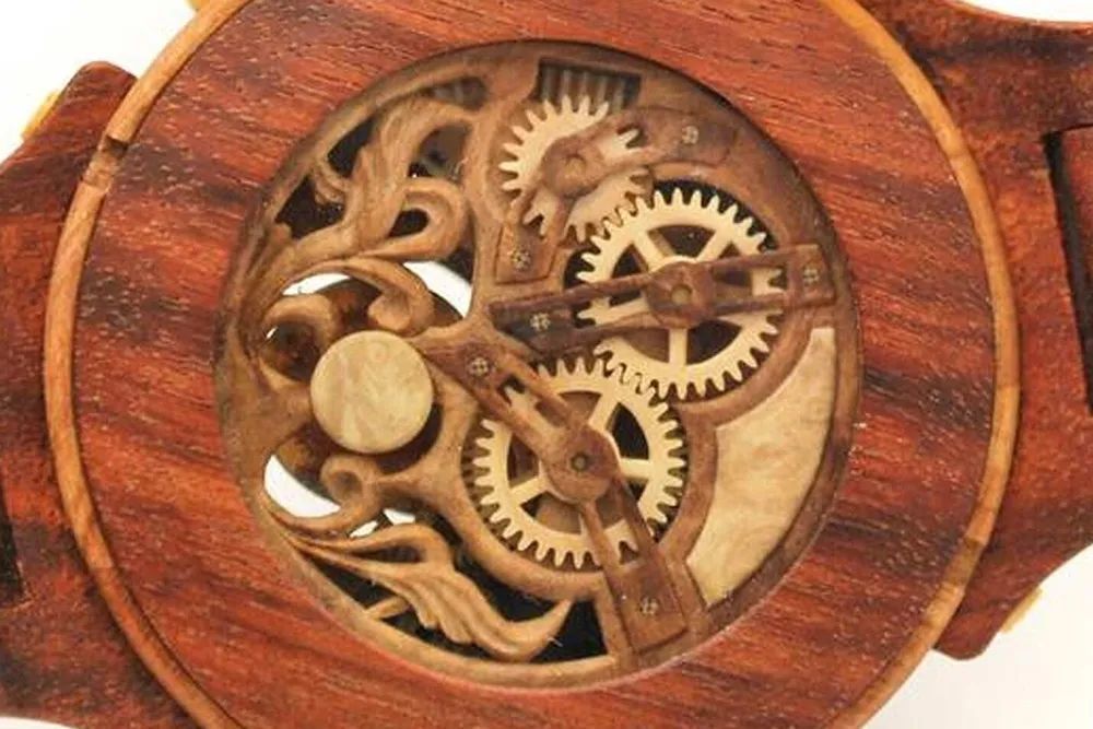 生于基辅，堪称乌克兰鲁班的他做表只用木头！连陀飞轮都是木制的