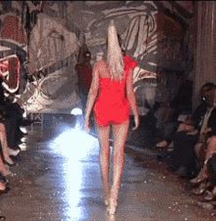 老弟儿!你的衣服可真够任性的,还好你不认识中文,尴尬死了!