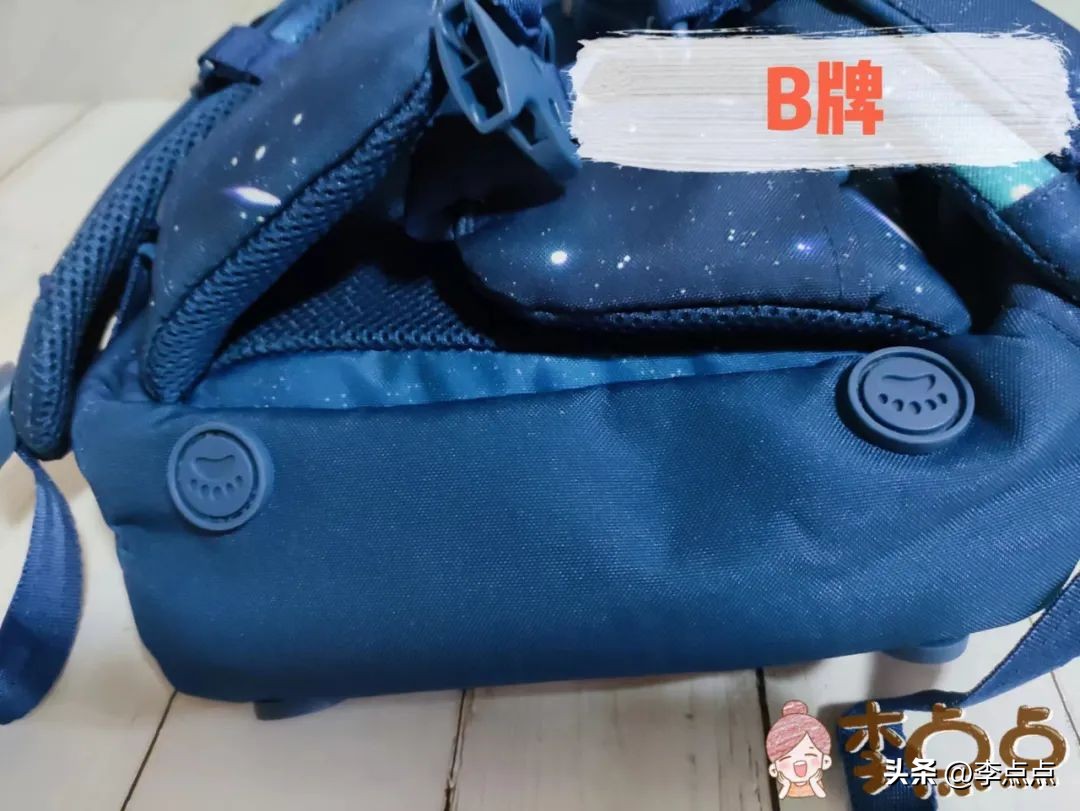 给小孩买奥特曼书包,给孩子们买奥特曼