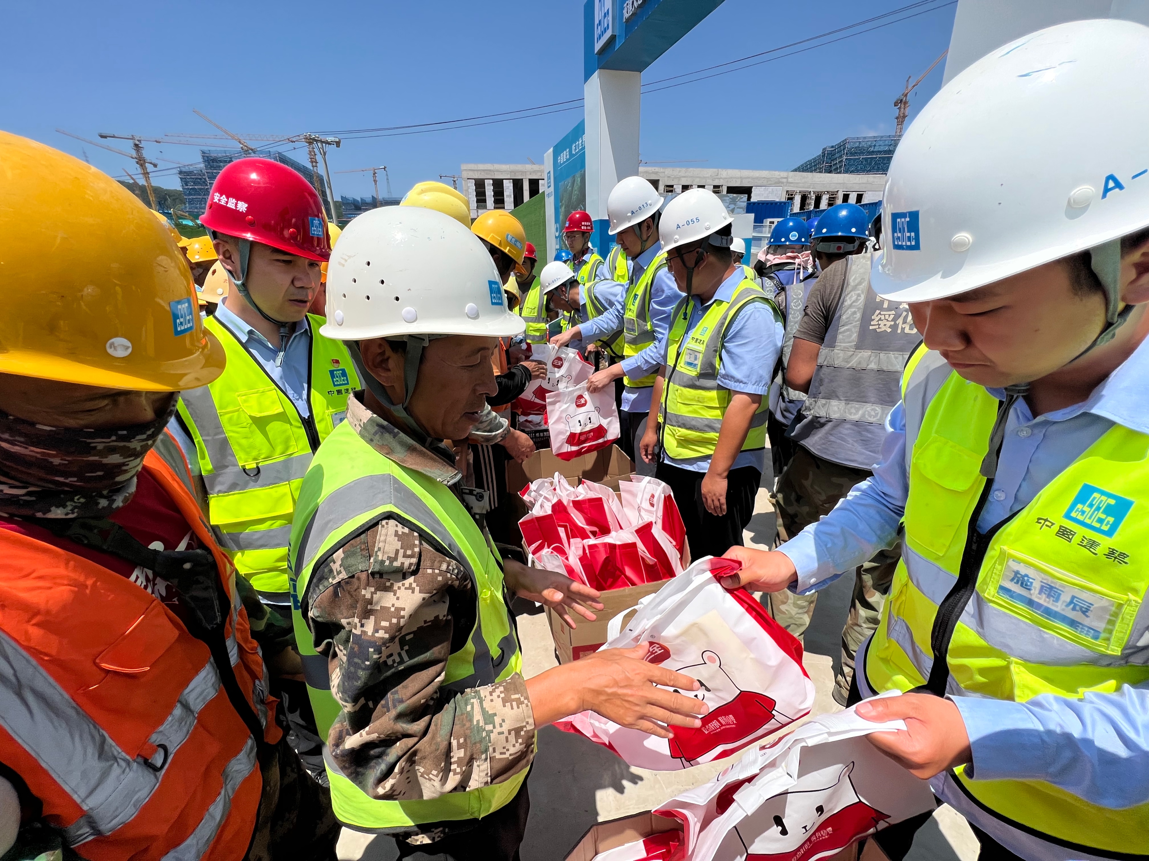 大连英歌石科学城项目中建八局,中建端午节慰问