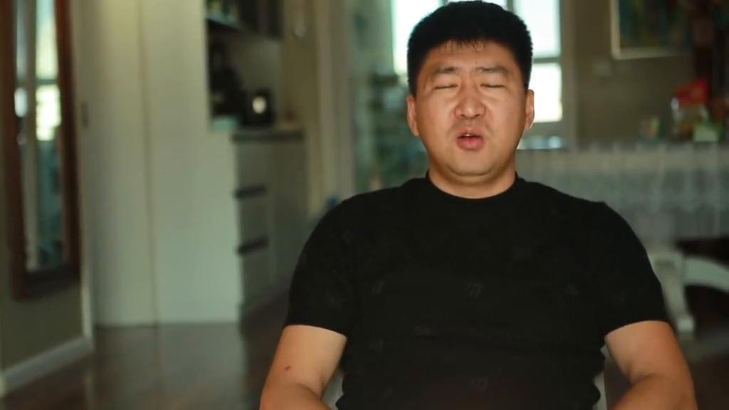 这是我和王乐面对面坐的时候的一段视频。他表面平静