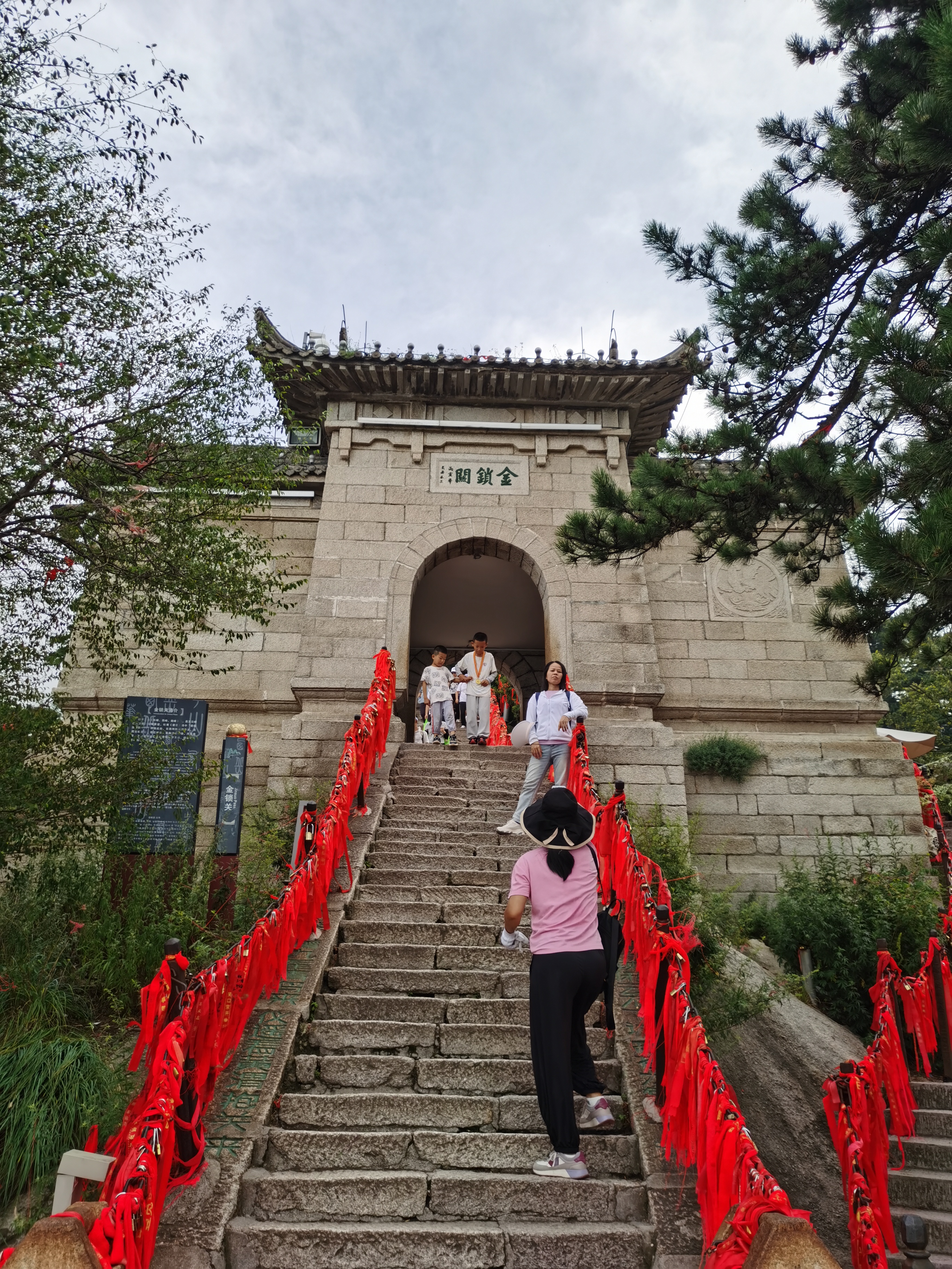 徒步华山悲惨场景,徒步华山要过哪些景观