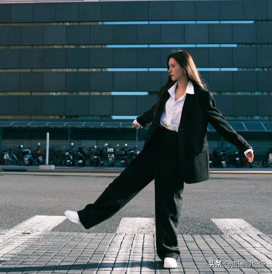张予曦黑色包臀裙加西装,张予曦职业西装