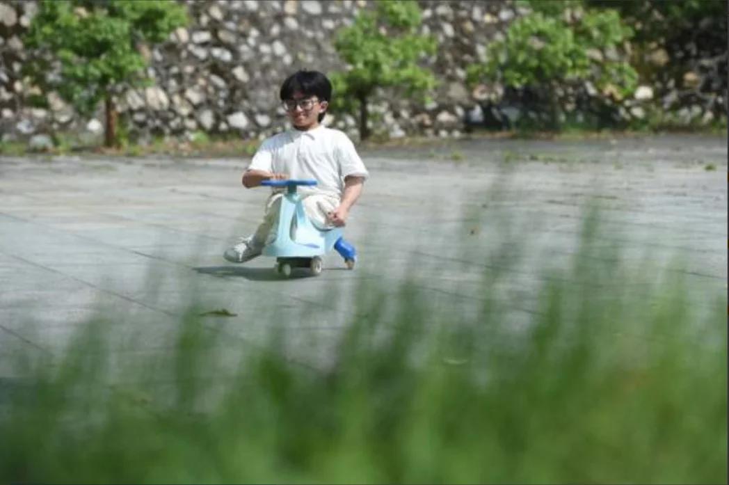 12岁男孩残疾骑扭扭车上学,被担架抬进考场小伙超一本线52分