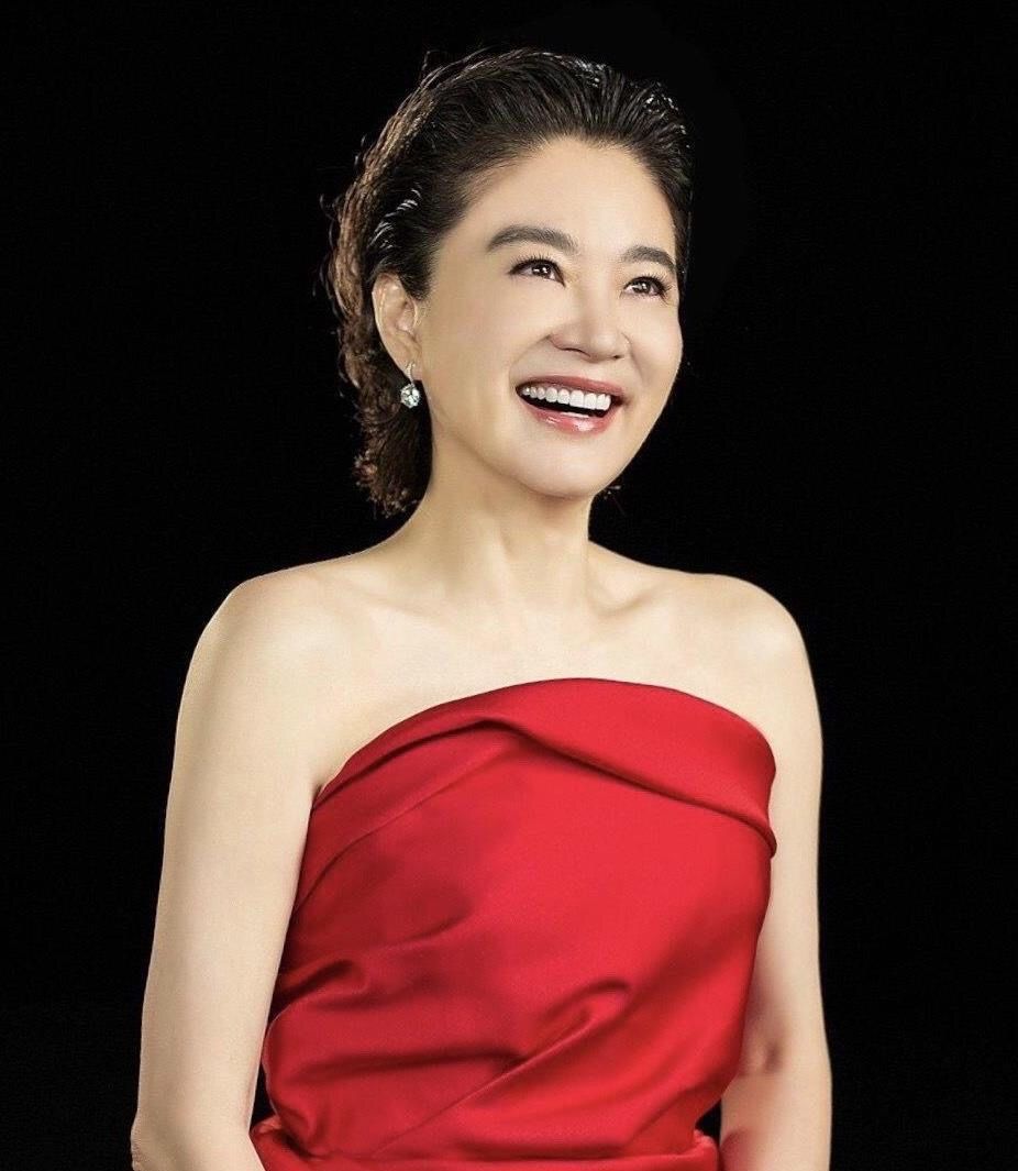 微胖中年阿姨别留长发了，学林青霞烫这款“贵妇卷”，高级不油腻