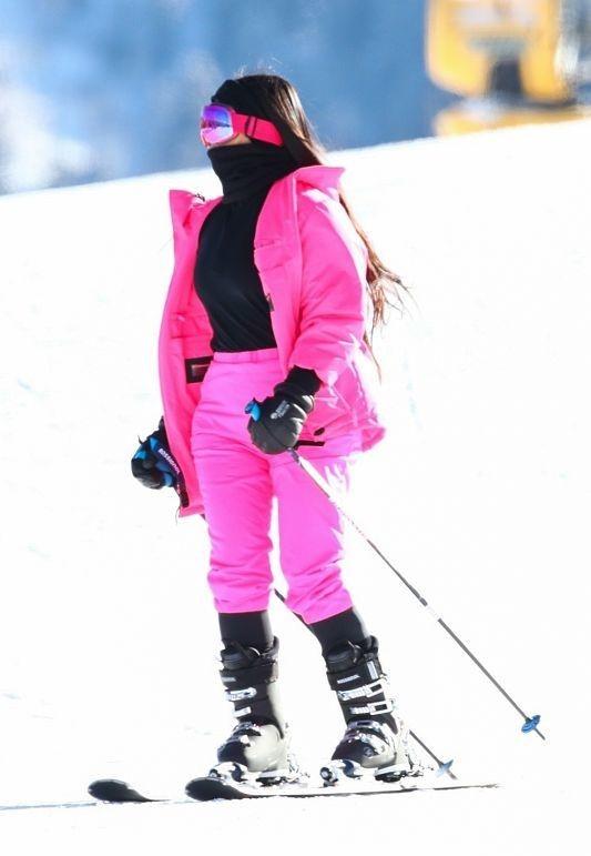 滑雪入门怎么选滑雪服,滑雪穿连体的还是分体的滑雪服好