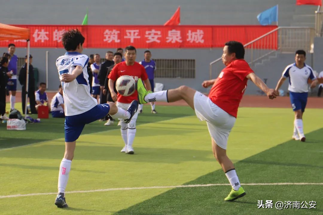 瞧瞧～警察队伍里的“足球小子”！