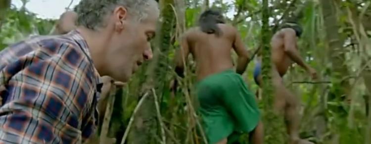 美国人在野外水中捕捉巨蟒,亚马逊河当地人水中抓巨蟒