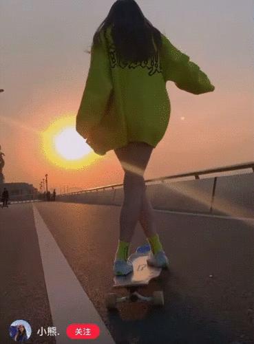 极限滑板车女滑手,滑板女孩街头极限运动