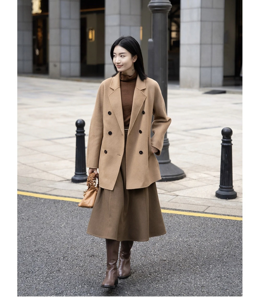 冬季流行鱼尾裙短款羽绒服穿搭,深色羽绒服搭配什么色的半身裙