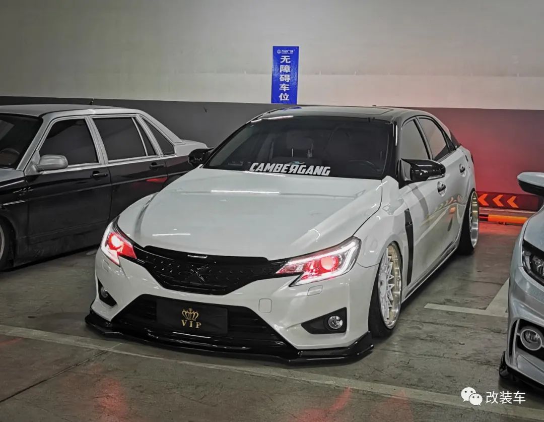 被打断腿的丰田锐志大后超，只要改得帅阿珍跑不掉