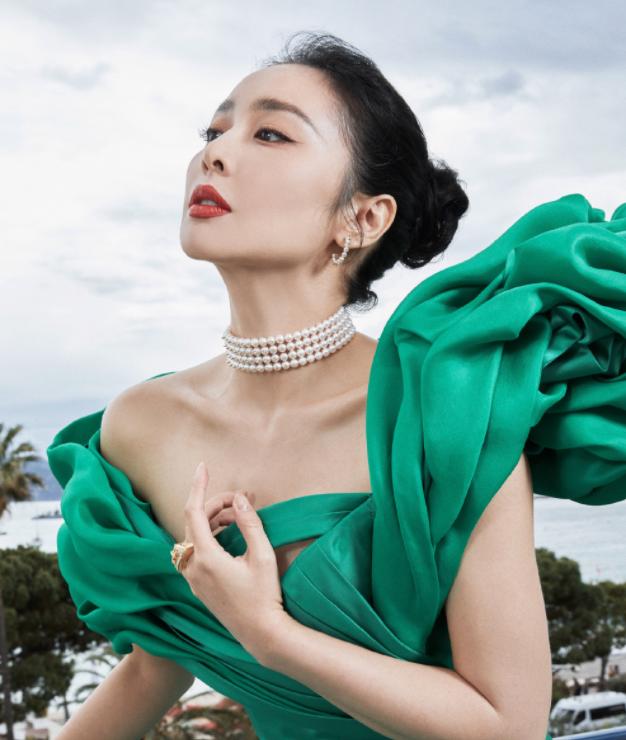 飘了？高叶发文怒怼网友，嫌对方多管闲事活太累，评论区被骂惨