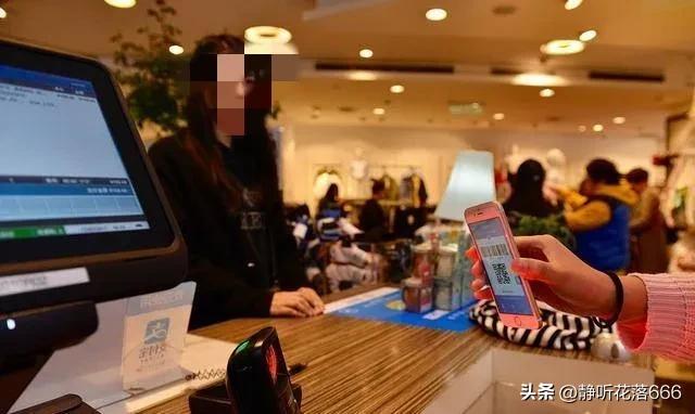 四川成都，女子买LV包成功付款64000，店家拒交货，女子非常气愤