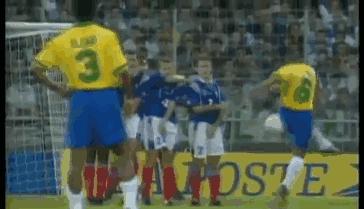 罗伯特卡洛斯吓坏人墙,罗伯特卡洛斯踢晕人墙