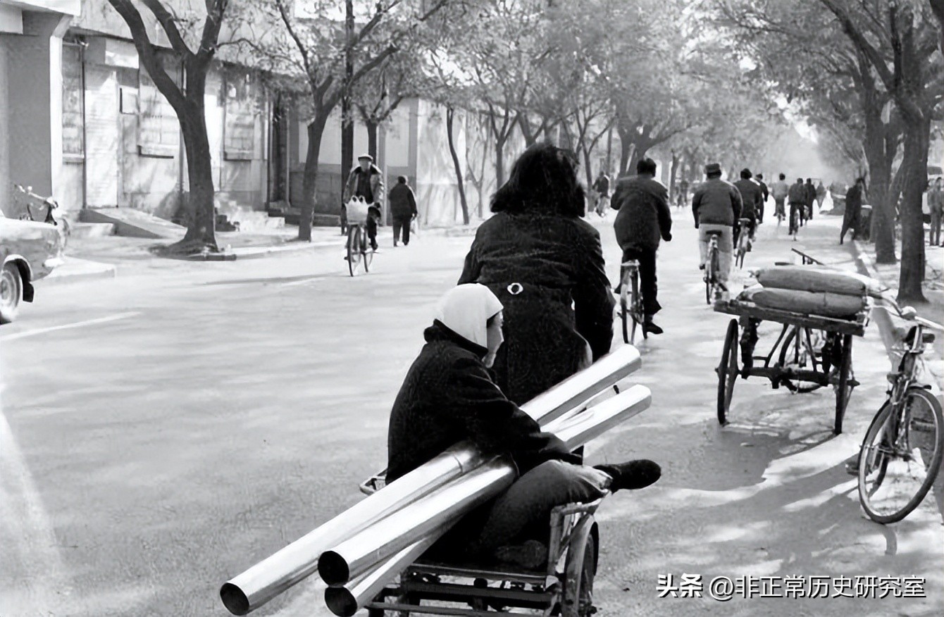 老照片：80年代的北京生活风貌，火车上供应茅台，牛肉一块八一斤