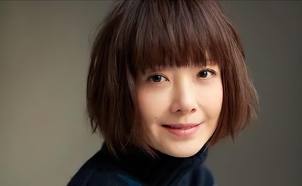 鲁豫相差19岁“母子恋”曝光，疑似已同居，同一单元共用一个车位