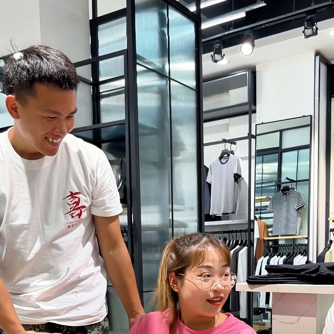 晨妈让我陪她上街逛逛，没想到竟然是给我买衣服，给我买了...