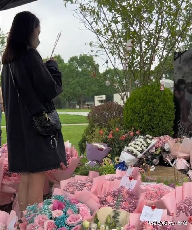 陈乔恩惦念乔任梁一脸笑意惹争议,陈乔恩为乔任梁扫墓