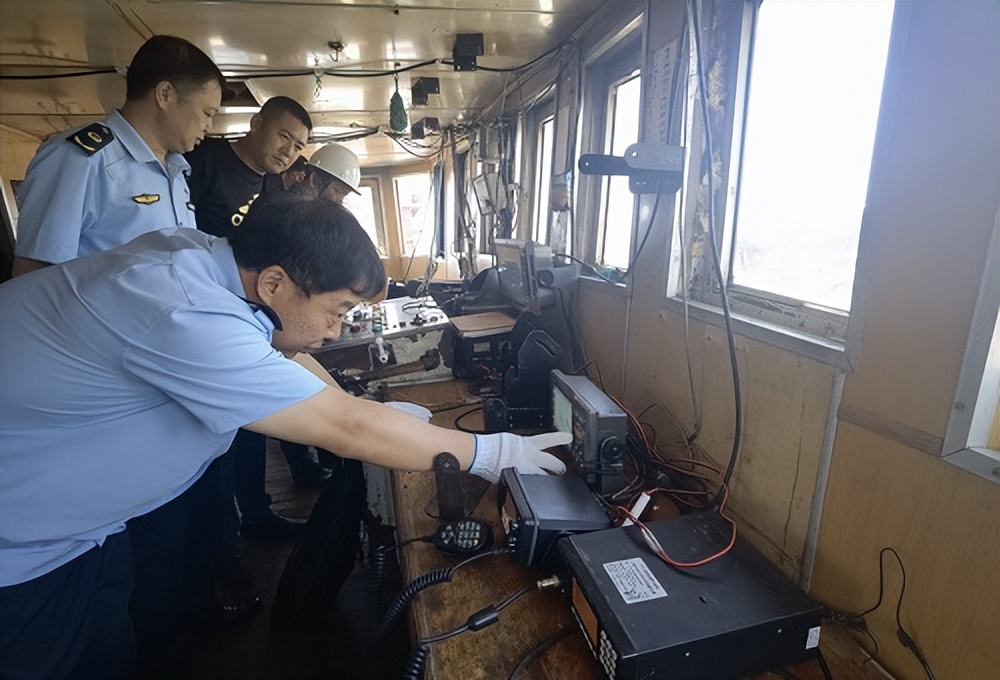 区渔政监督大队开展水上执法行动,渔政海事部门开展联合执法