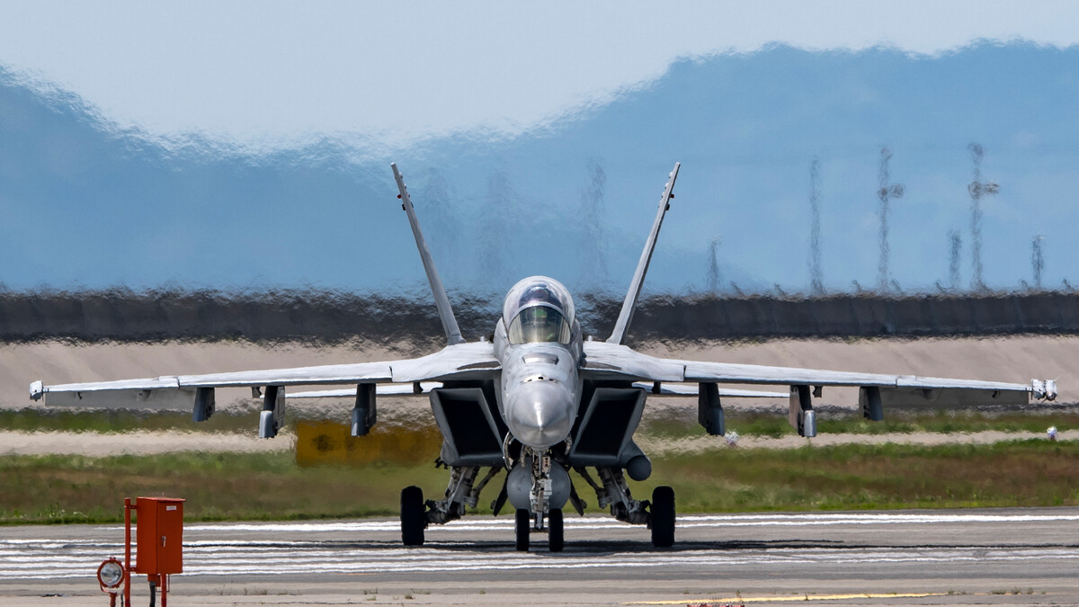 歼15舰载机对比f18超级大黄蜂,中国航母下一代国产舰载机歼15