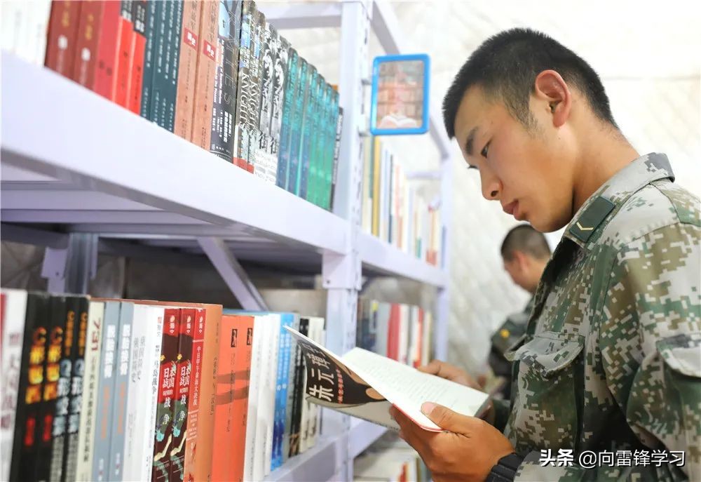 兵哥哥野外驻训训练与生活,兵哥哥在巡逻被围观