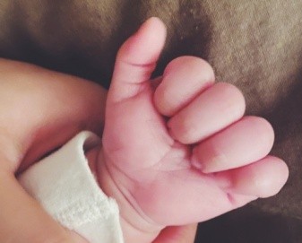 宝宝后半夜睡觉翻来覆去哭闹,50天宝宝夜醒频繁睡不踏实怎么办