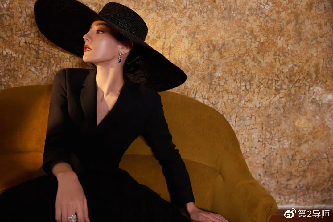 微博之夜红毯红色礼裙造型,微博之夜明星都有几套高定