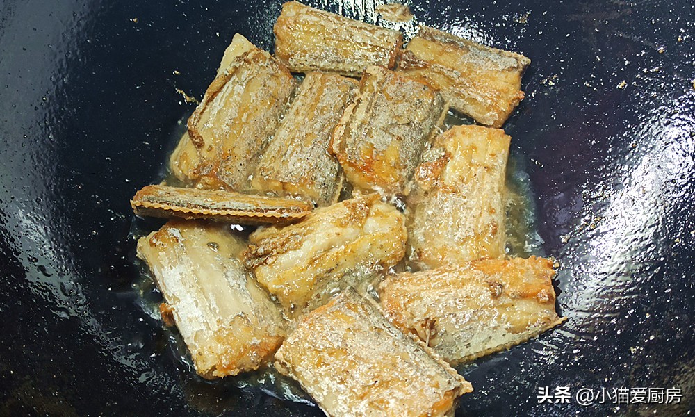 茼蒿豆腐带鱼,茼蒿鱼块炖豆腐的家常做法