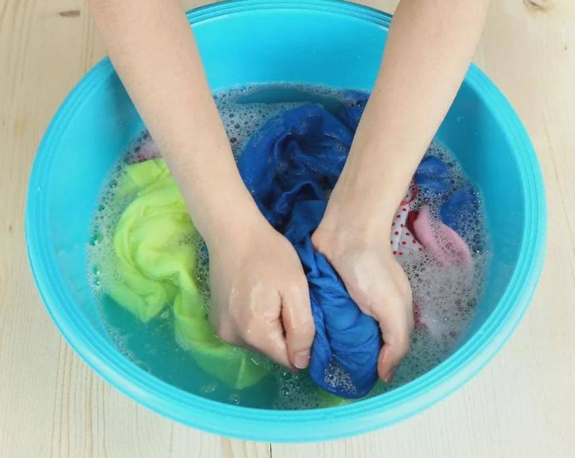 女裤每天湿湿的而且有异味是为啥,女性女裤有黄渍正常吗