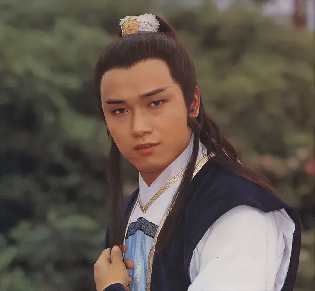 苗侨伟定居加拿大曝近况！携妻子惬意吃大餐，仍高大儒雅不似64岁