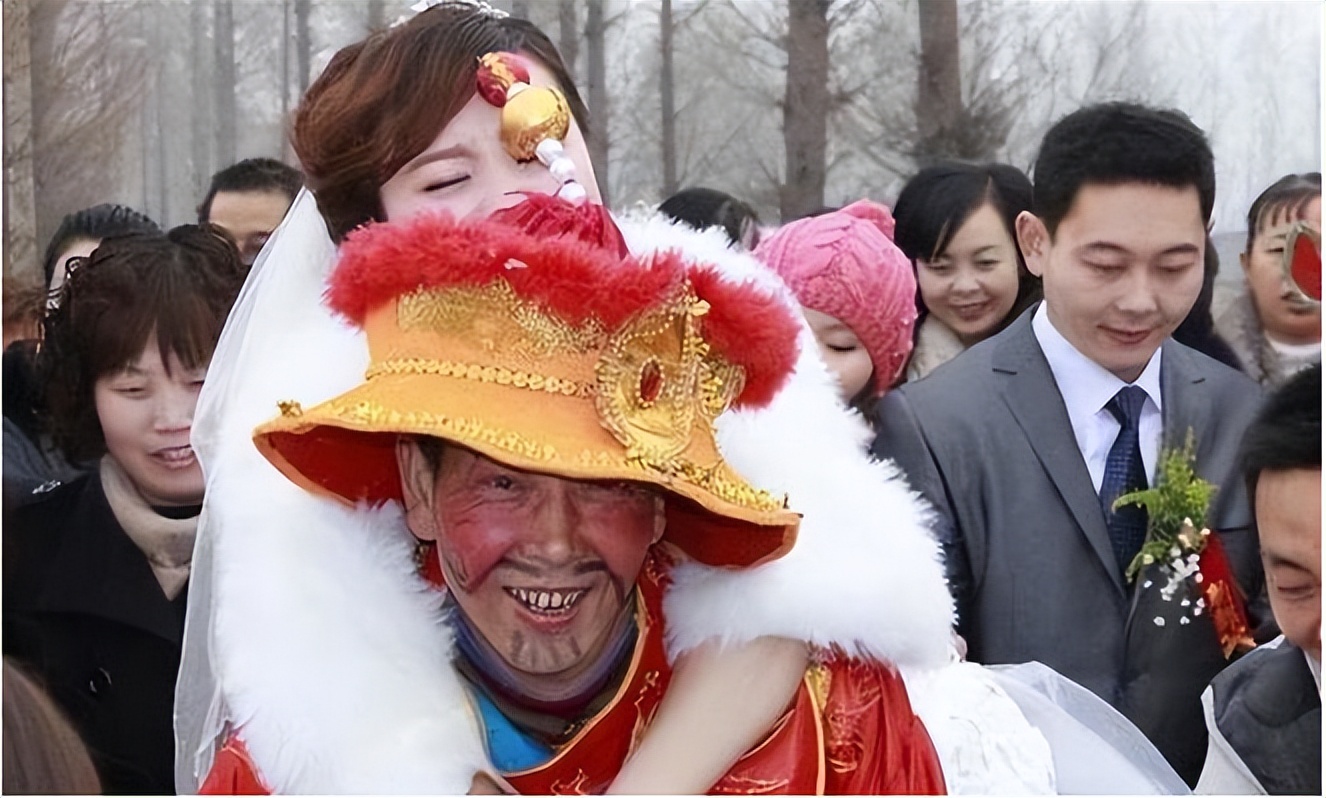 婚礼上公公醉酒当场亲新娘后续,醉酒公公暴打儿媳