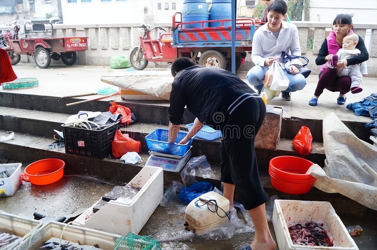 我表弟，包了20亩浅水塘，一年净赚45万，昨天刚提了新车