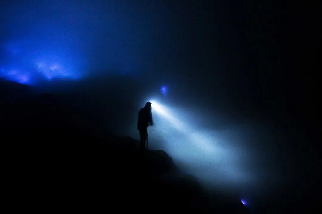 影像：印尼神秘美景下的地狱工作