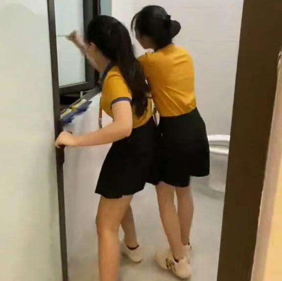 一女子吐槽，上洗手间的时候，同事夹着一只螳螂闯进洗手间吓唬她