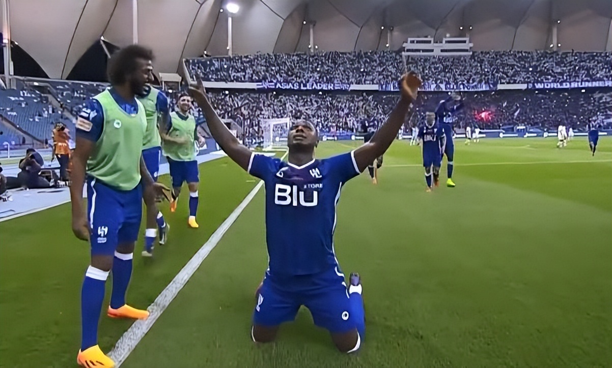 利雅得c罗错失绝杀,韩媒怒斥c罗锁喉抱摔