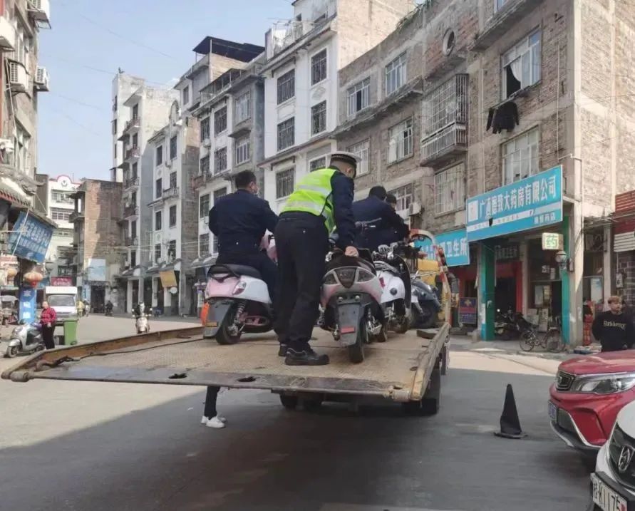 广西鬼火少年深夜飙车炫技,广西“鬼火少年”飙车被抓