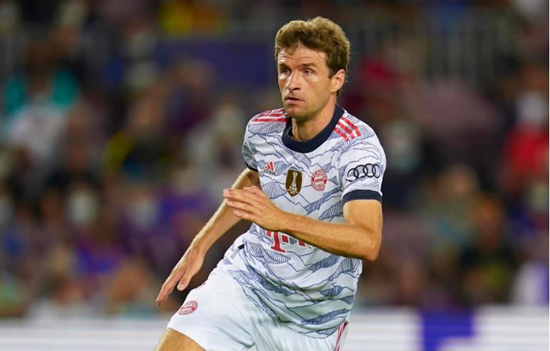 拜仁9年功勋加盟西亚球队,拜仁功勋足球