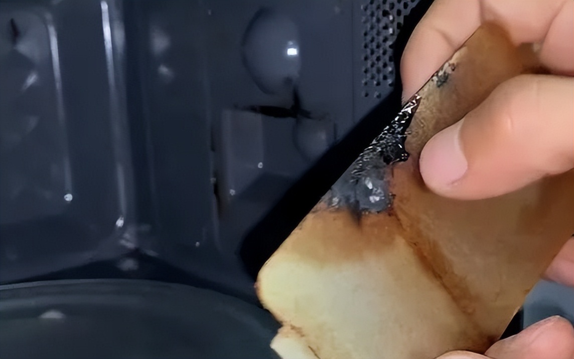 微波炉里面有火花冒烟是怎么回事,美的微波炉一开烧烤就冒烟怎么办