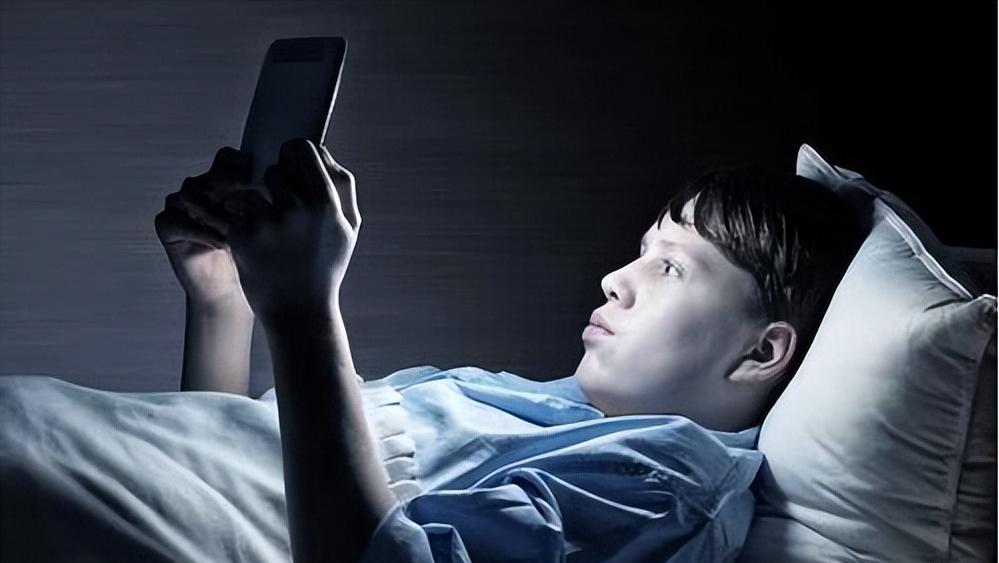 长期睡前玩手机有哪4件麻烦事,长期睡前玩手机会付出啥代价