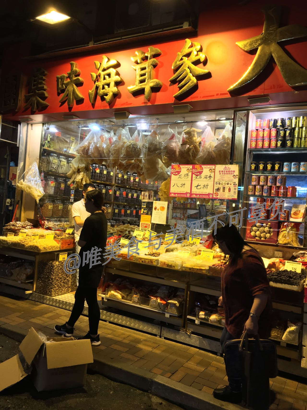 逛香港街市，买蔬菜生鲜，还有美味烧腊、蚝豉干贝，以及人间烟火