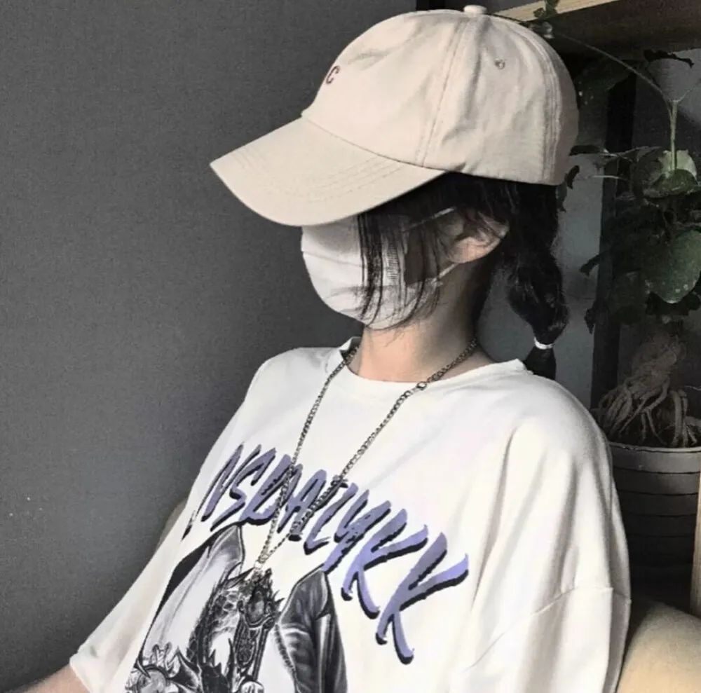 戴口罩情侣图片头像一对,戴帽子和口罩情侣头像黑白动漫