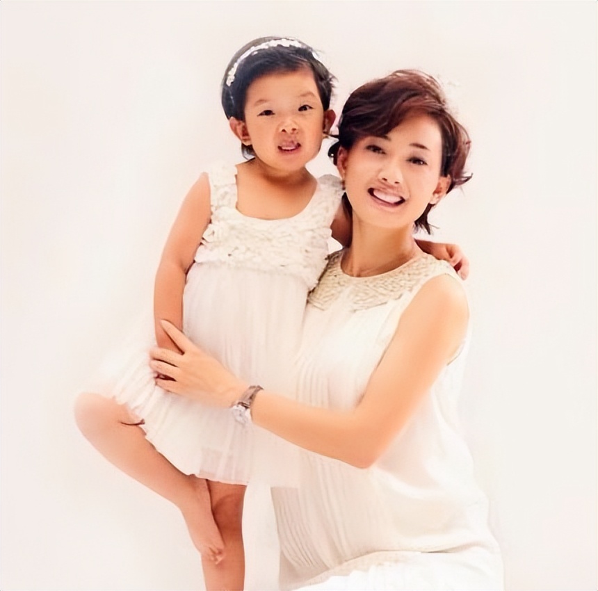 牛莉一家三口近照曝光,牛莉晒一家三口照片