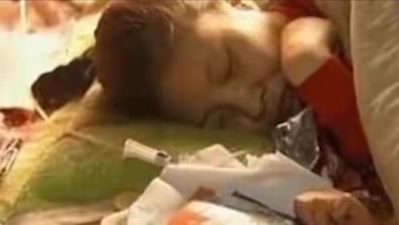 女孩被哥哥打两巴掌装瘫痪20年,女子被嫂子打两巴掌装病卧床20年