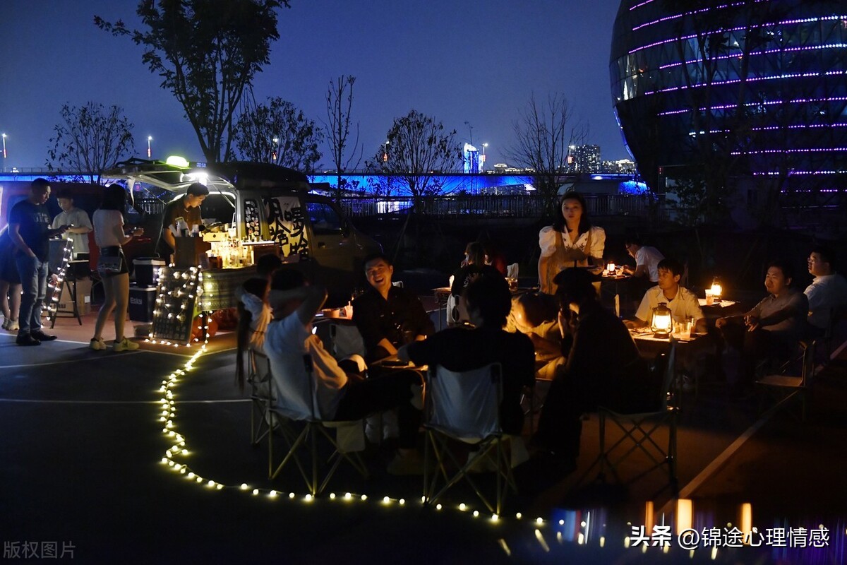 投入3万元钱，我和小伙伴弄了个移动小酒摊，现在每个月收入6万元